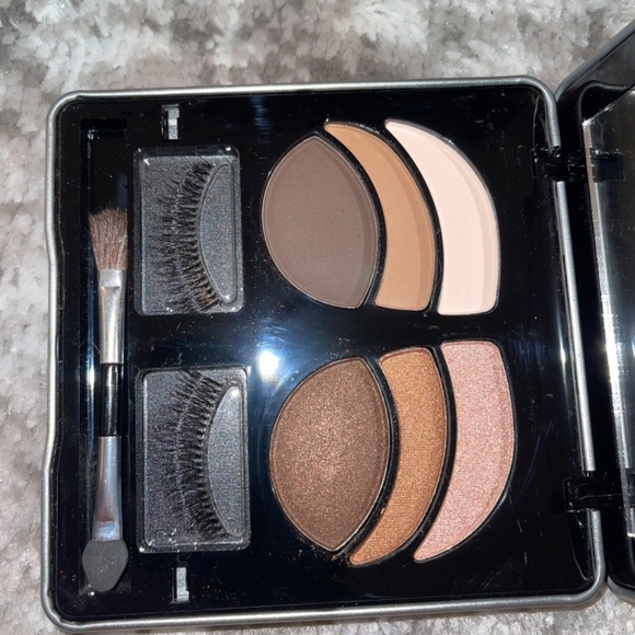 Me Makeover Essentials Lashing Out Neapolitan Eye Shadow, NEW - Picture 5 of 5